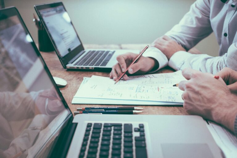 مراجعة بيانات وتقارير الأعمال ووضع خطة عمل — Business analysis and strategic planning