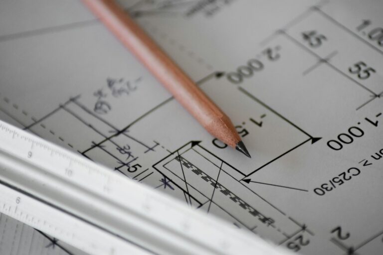 مخططات وقلم لتخطيط الأعمال ومراجعة المشروعات — Blueprints and a pencil for project planning