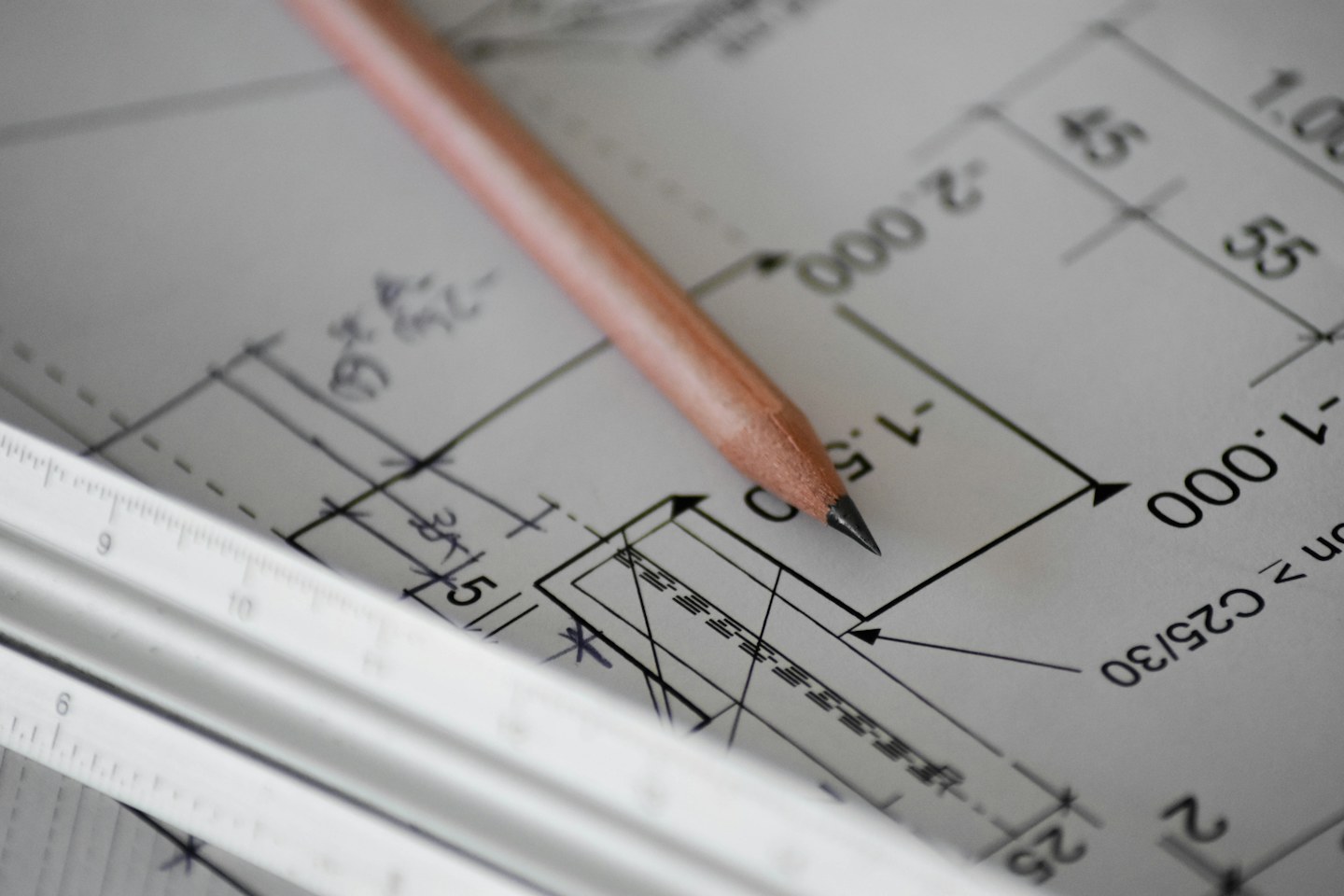 مخططات وقلم لتخطيط الأعمال ومراجعة المشروعات — Blueprints and a pencil for project planning