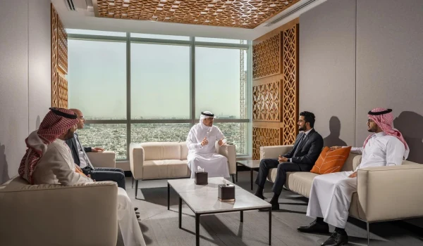 اجتماع أعمال في السعودية — Business meeting in Saudi Arabia