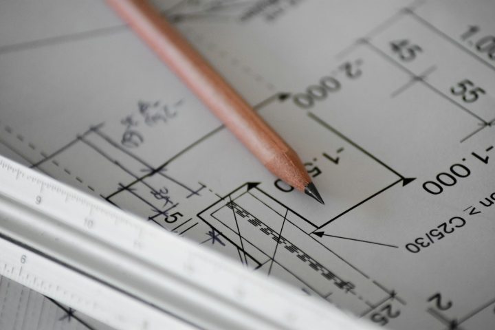 مخططات وقلم لتخطيط الأعمال ومراجعة المشروعات — Blueprints and a pencil for project planning